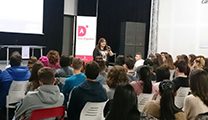 Más de 400 estudiantes de secundaria asisten a la charla de Marina Marroquí sobre violencia de género
