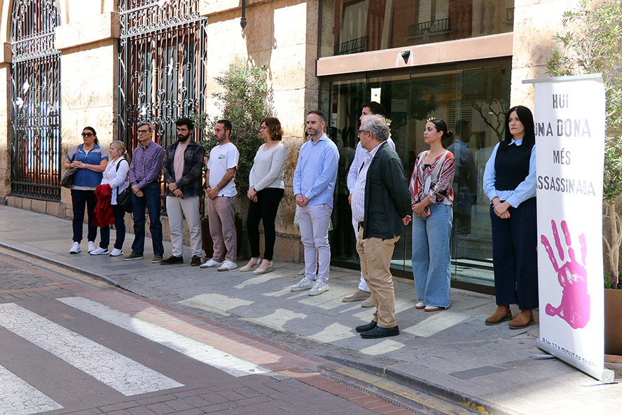 Silenci a les portes dels edificis municipals pel presumpte assassinat masclista perpetrat a Madrid