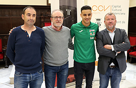 L'atleta local Abderrahman El Khayami rep la insígnia de la ciutat