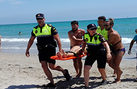 La Policia Local realitza un simulacre a la platja d’Almardà