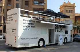 El Bus de la Llengua promociona a Sagunt l'ús del valencià