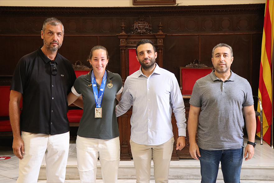 L'Ajuntament rep a l'esportista Carla Gallego per a reconéixer els seus èxits recents en handbol