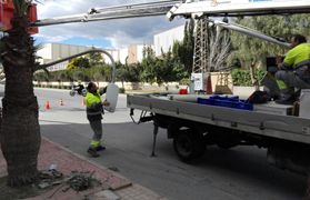 La Policia Local de Sagunt intervé per un fanal derrocat per un camió en el polígon Sepes