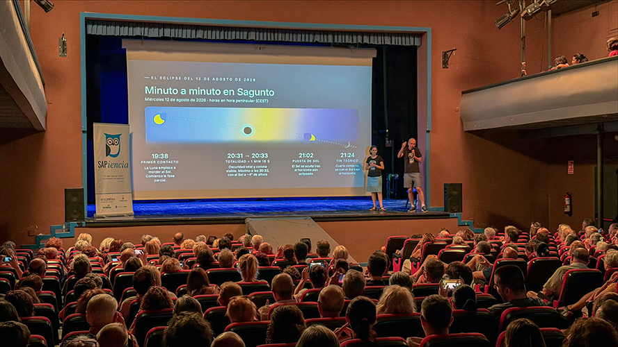Un nombrós públic es congrega a la Casa Municipal de Cultura per a conéixer la ciència darrere de l'eclipsi solar