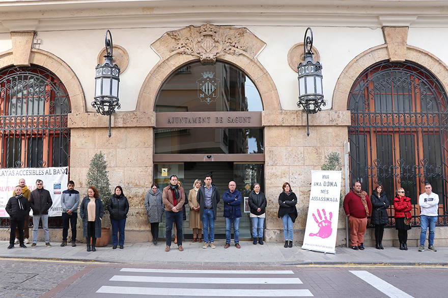 Sagunt guarda un minut de silenci en senyal de condemna i repulsa pel presumpte assassinat masclista perpetrat a Marbella