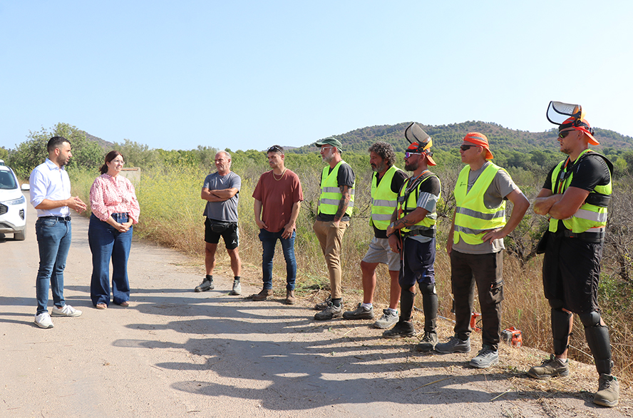 Las brigadas estivales de mantenimiento rural trabajan en la limpieza forestal y la mejora de caminos agrícolas