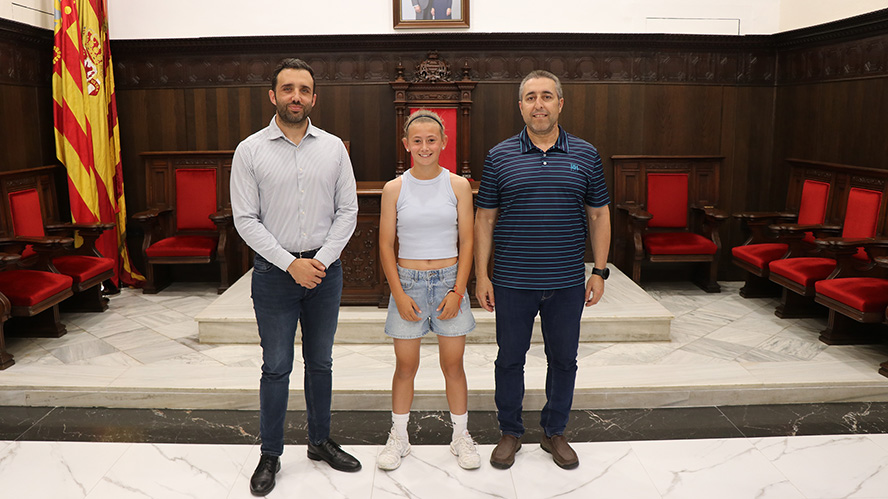La futbolista Suhaila Pérez rep l'homenatge municipal pel seu rendiment en el Campionat d'Espanya de Seleccions Autonòmiques sub-12
