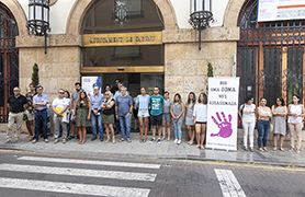 Sagunt guarda un minut de silenci pels presumptes assassinats masclistes a Barcelona i Oriola