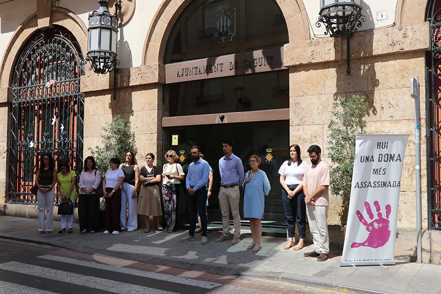 Silenci a les portes dels edificis municipals pel presumpte assassinat masclista perpetrat a Alacant