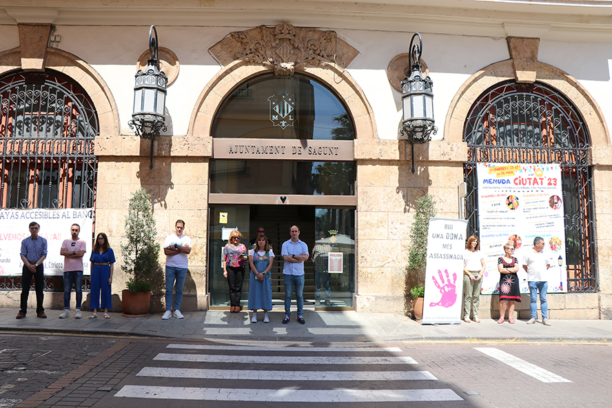 Sagunt guarda un minut de silenci en senyal de condemna i repulsa pel presumpte assassinat masclista perpetrat a Cornellà de Llobregat