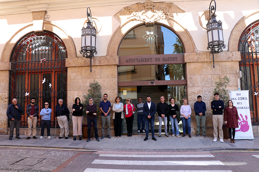 Silenci a les portes dels edificis municipals pel presumpte assassinat masclista perpetrat a Còrdova