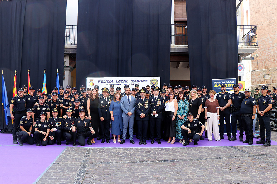 La Policia Local de Sagunt reconeix la labor de més de 50 membres del cos i dos jubilats