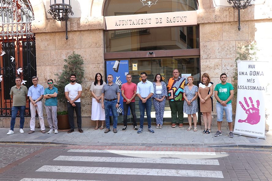 Silenci a les portes dels edificis municipals pels presumptes assassinats masclistes perpetrats a Múrcia i Llanes
