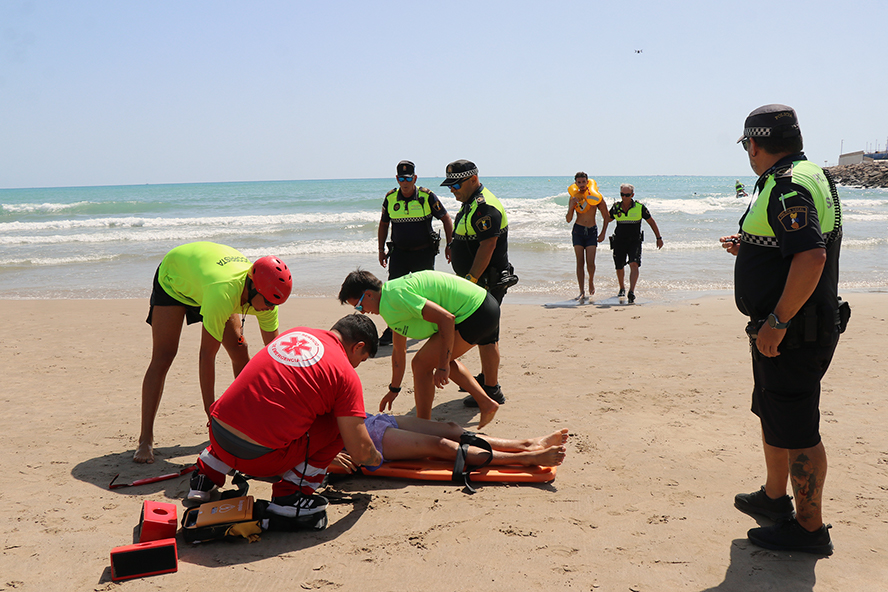 Socorrisme i Salvament entrena un simulacre de rescat a la platja del Port de Sagunt