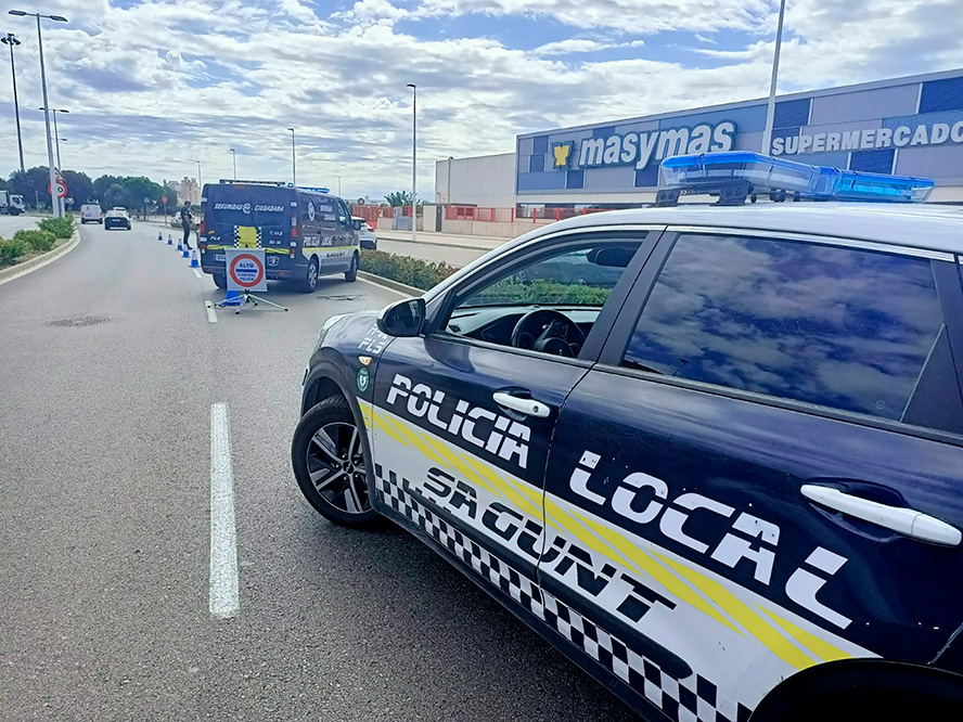 La Policía Local de Sagunto frustra el robo de una furgoneta de reparto cargada con decenas de paquetes