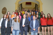 El Alcalde y la concejala de deportes reciben a los equipos juveniles femeninos de balonmano que están disputando en Sagunto en el Campeonato de España