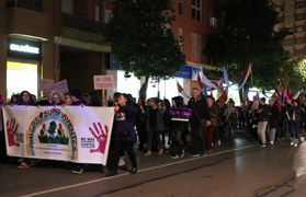 Centenars de persones participen en la manifestació contra la violència masclista a Sagunt