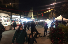 La plaça Cronista Chabret acull el mercat nadalenc de Sagunt