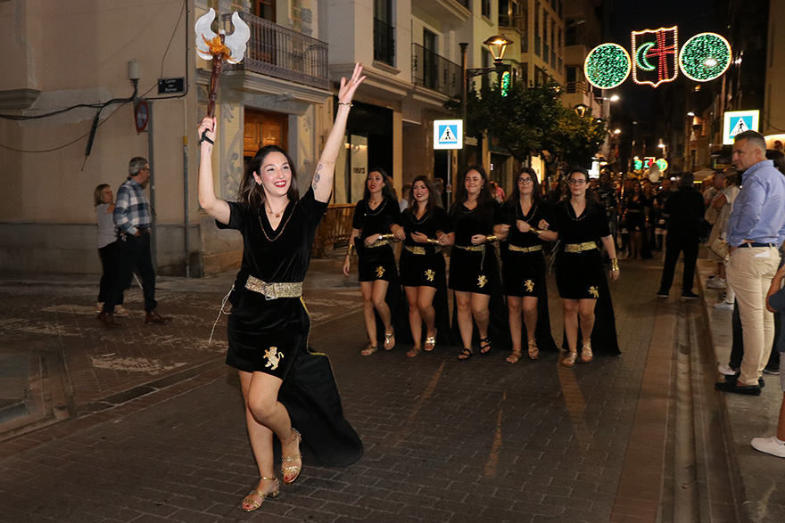 Els Moros i Cristians de Sagunt comencen amb el pregó des del balcó de l'Ajuntament