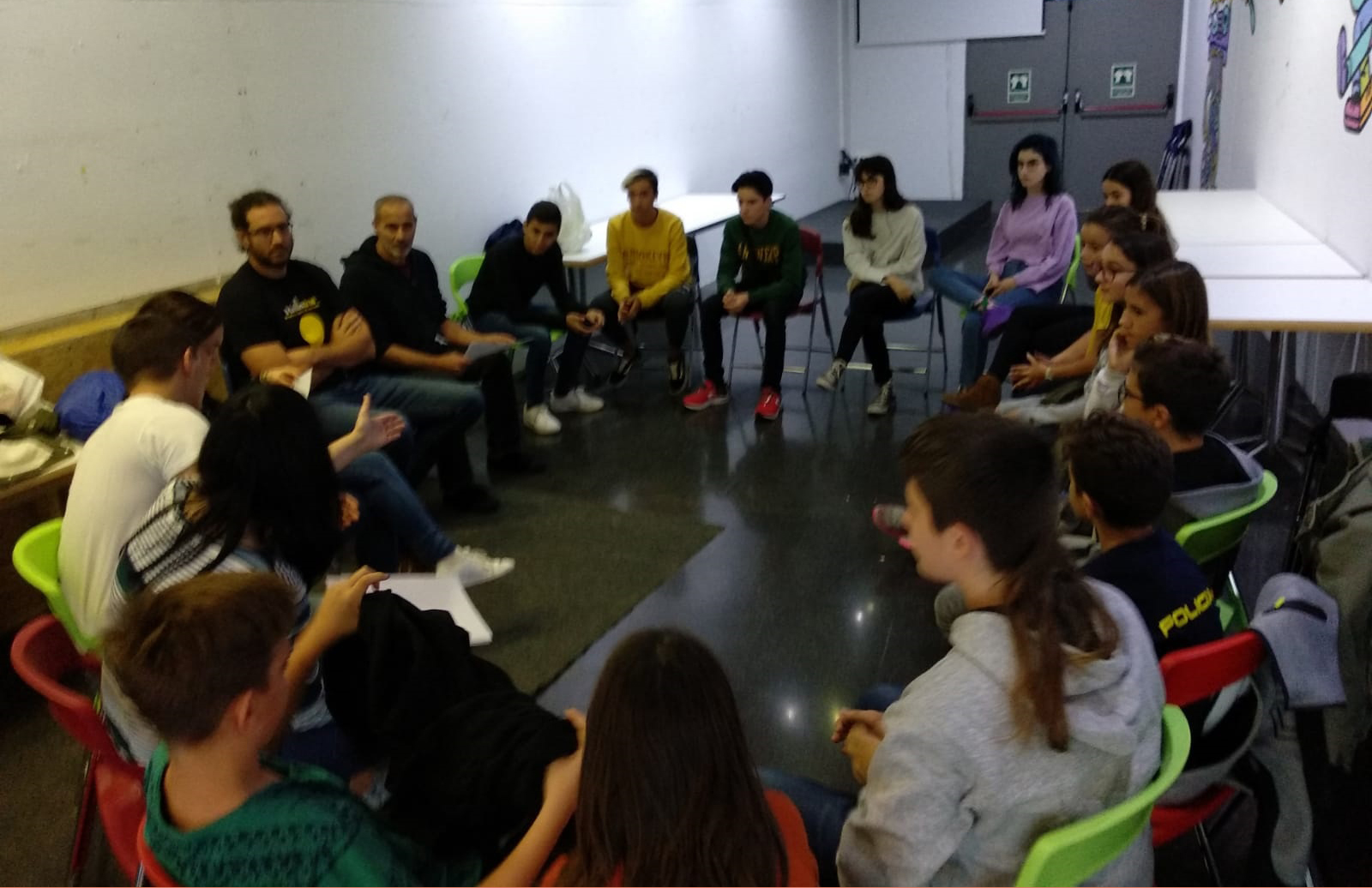 Els jovens debaten sobre la nova plaça del barri Els Vents 