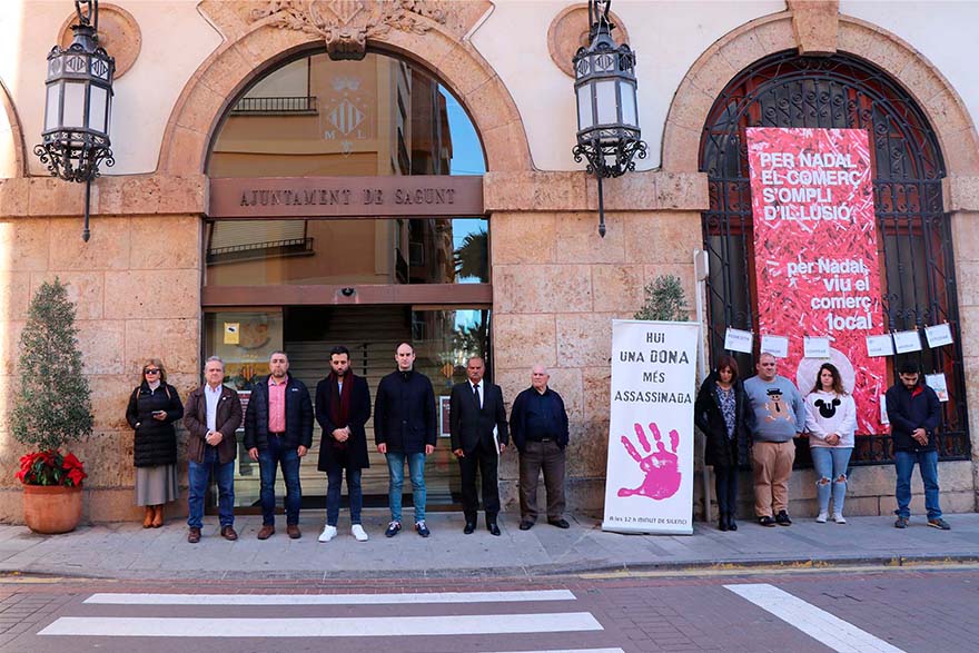 Sagunt guarda un minut de silenci en senyal de condemna i repulsa pel presumpte assassinat masclista perpetrat a Santa Perpètua de la Mogoda (Barcelona)