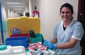 L'alumnat de neteja hospitalària del projecte T´Acompanyem realitza les pràctiques no laborals