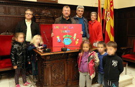 L'alumnat d'infantil del col·legi Villar Palasí lliura a l'alcalde de Sagunt una instància sobre la neteja del municipi