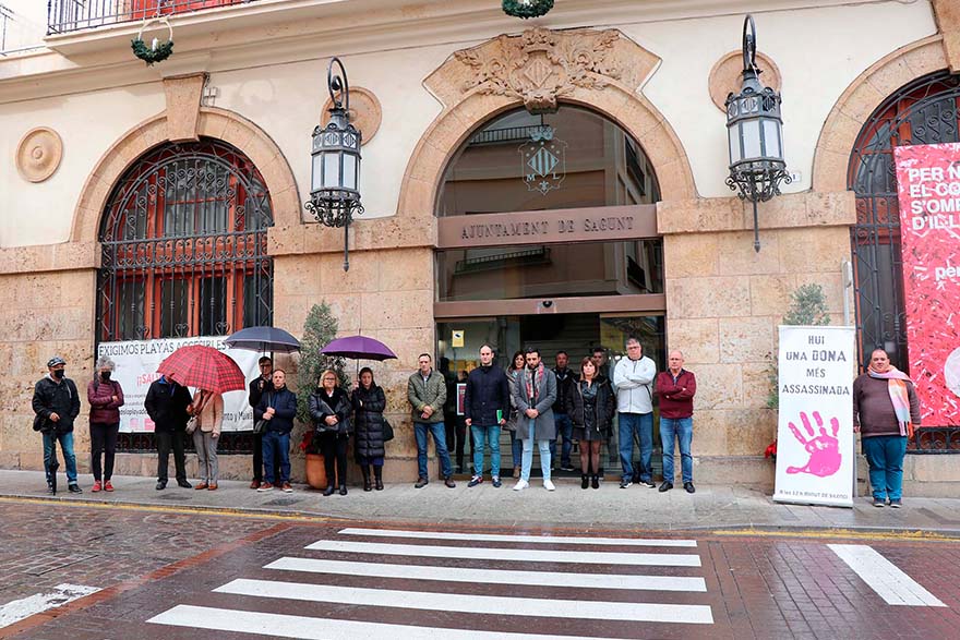 Sagunt guarda un minut de silenci en senyal de condemna i repulsa pels presumptes assassinats masclistes perpetrats a Toledo i Biscaia