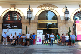 Minut de silenci a Sagunt en senyal de condemna i repulsa pels presumptes assassinats masclistes ocorreguts a Madrid i Jaén