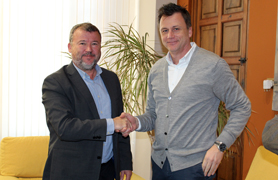 El Ayuntamiento de Sagunto y Saguncenter SL firman un acuerdo para facilitar la inserción laboral de parados