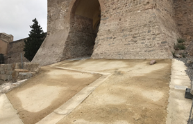 L'alcalde denuncia que les pluges ja han provocat danys a l'entorn de la porta d'Almenara del Castell