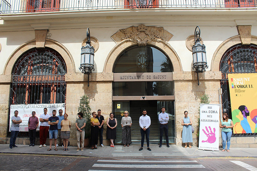 Sagunt guarda un minut de silenci en senyal de condemna i repulsa pels presumptes assassinats masclistes a Antella i Logronyo