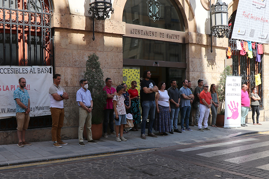 Sagunt guarda un minut de silenci en senyal de condemna i repulsa pels presumptes assassinats masclistes perpetrats a Granada i Tenerife