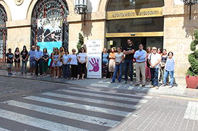 Sagunt guarda un minut de silenci en senyal de condemna i repulsa pel presumpte assassinat masclista ocorregut a Còrdova