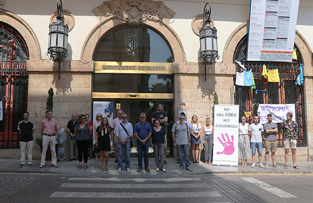 Sagunt guarda un minut de silenci pel presumpte assassinat masclista ocorregut a Astorga, Lleó