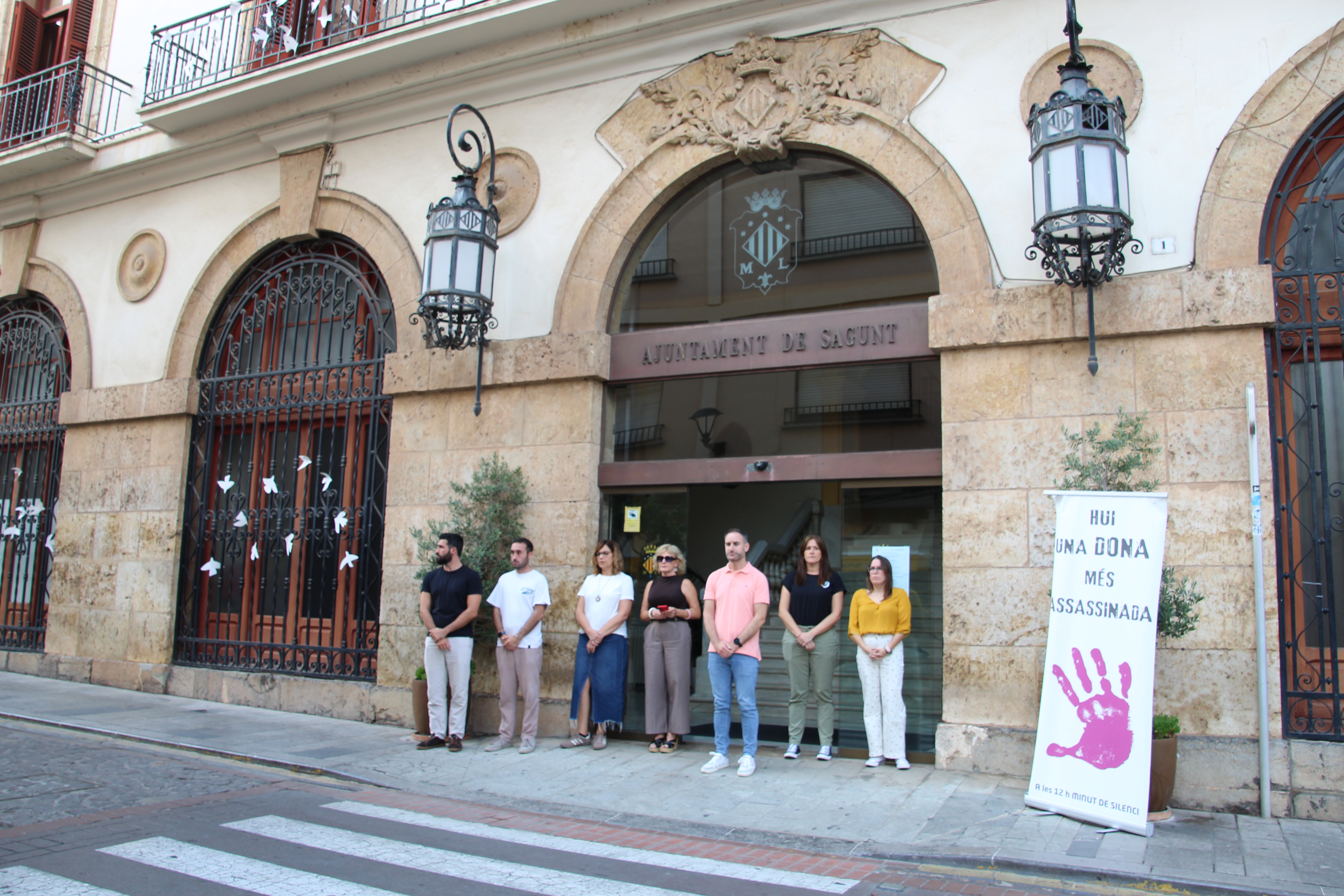 Silencio a las puertas de los edificios municipales por el presunto asesinato machista perpetrado en Cuenca