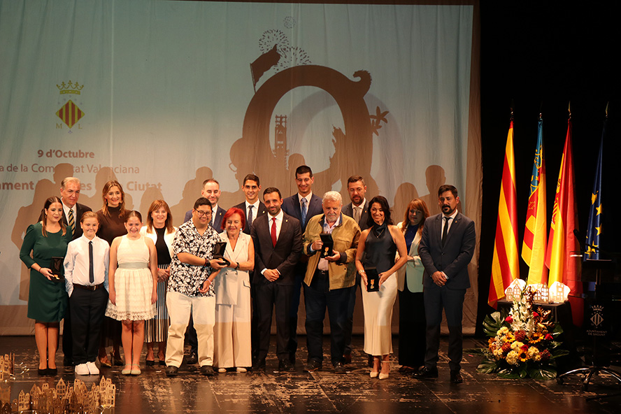 El Ayuntamiento de Sagunto entrega las Medallas de la Ciudad en el acto institucional del 9 de Octubre