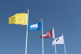 L'alcalde de Sagunt, el regidor de Platges i la regidora de Turisme hissen la bandera blava de la platja del Port de Sagunt