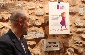El Col·lectiu Dones de Sagunt 8 de Març lliura el premi al guanyador del XXVII concurs de cartells 8M