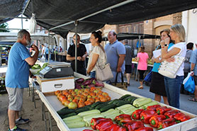 La delegada, Gloria Parra, visita el Mercat de Sagunt després de la constitució del nou Govern