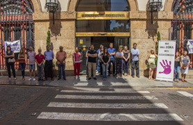Sagunt guarda un minut de silenci pels presumptes assassinats masclistes ocorreguts a Guadahortuna i Badalona