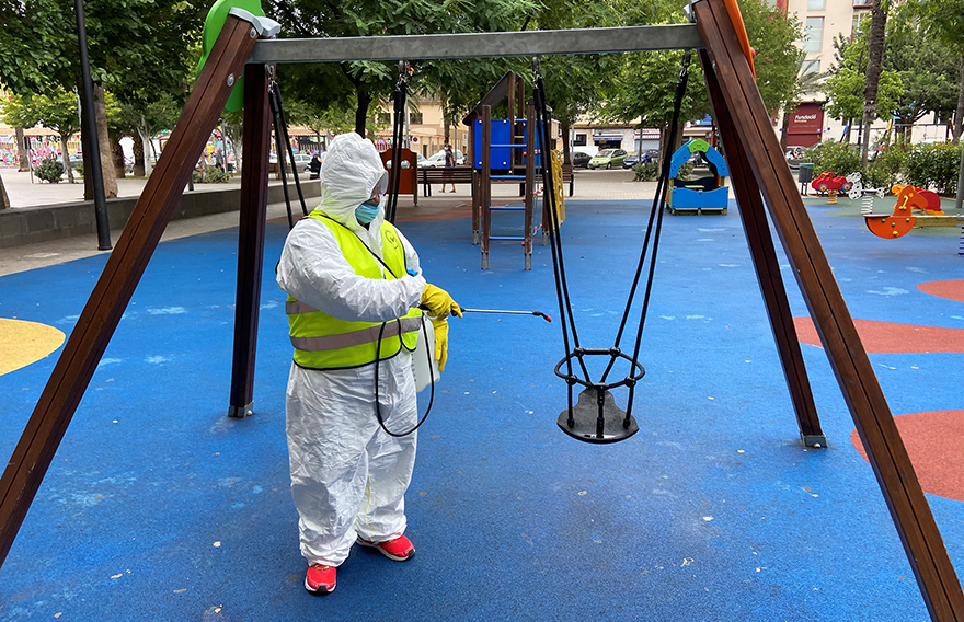 Continuen els treballs de desinfecció de parcs infantils i instal·lacions biosaludables