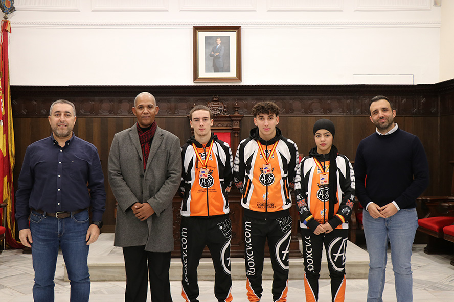 L'Ajuntament de Sagunt ha rebut quatre esportistes del Club Lord Boxing per les seues medalles nacionals