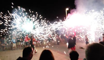 Música y fuegos artificiales para celebrar la llegada del verano en la playa de Puerto de Sagunto
