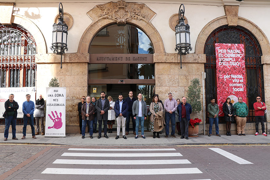 Sagunt guarda un minut de silenci en senyal de condemna i repulsa pels presumptes assassinats masclistes perpetrats a Lleida, Sevilla i Saragossa