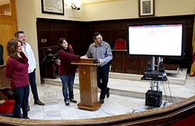 Comercio realiza el sorteo de Navidad y reparte 15.555 euros en premios