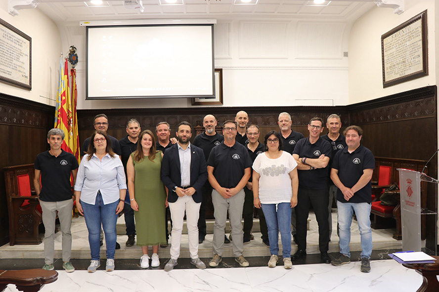 L'alcalde de Sagunt i diverses regidores delegades es reunixen amb la Majoralia de 2025 que organitzarà la pròxima Setmana Santa