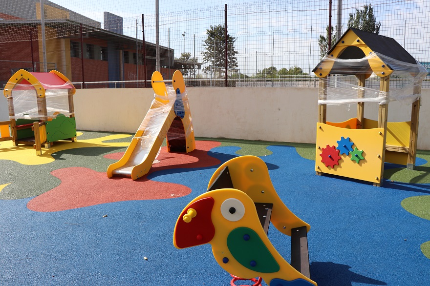 Actividades De Parques Infantiles. Parque Infantil Jugar Al Fútbol