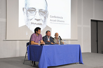 El alcalde y el concejal de Juventud asisten a la charla de Arcadi Oliveres