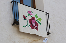 “Cal que neixin flors” és una exposició col·lectiva de La Tira de Dones als balcons del carrer Castell
